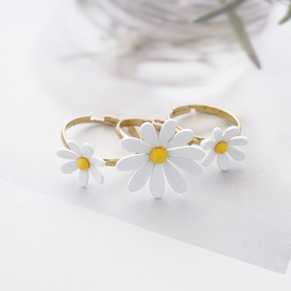 Roxanne Assoulin Everything's Coming Up Daisy Rings - Picture 1 of 3